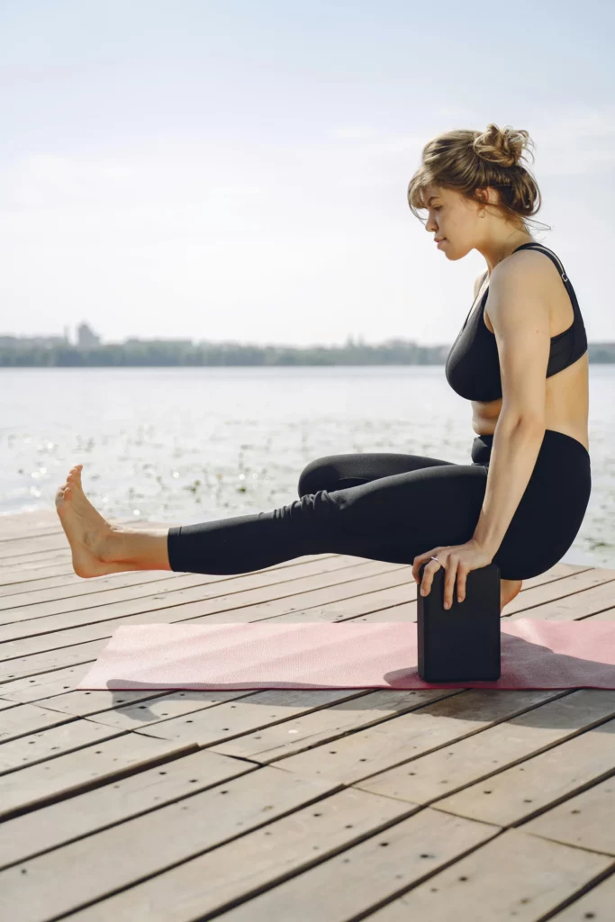 femme avec yoga bloc
