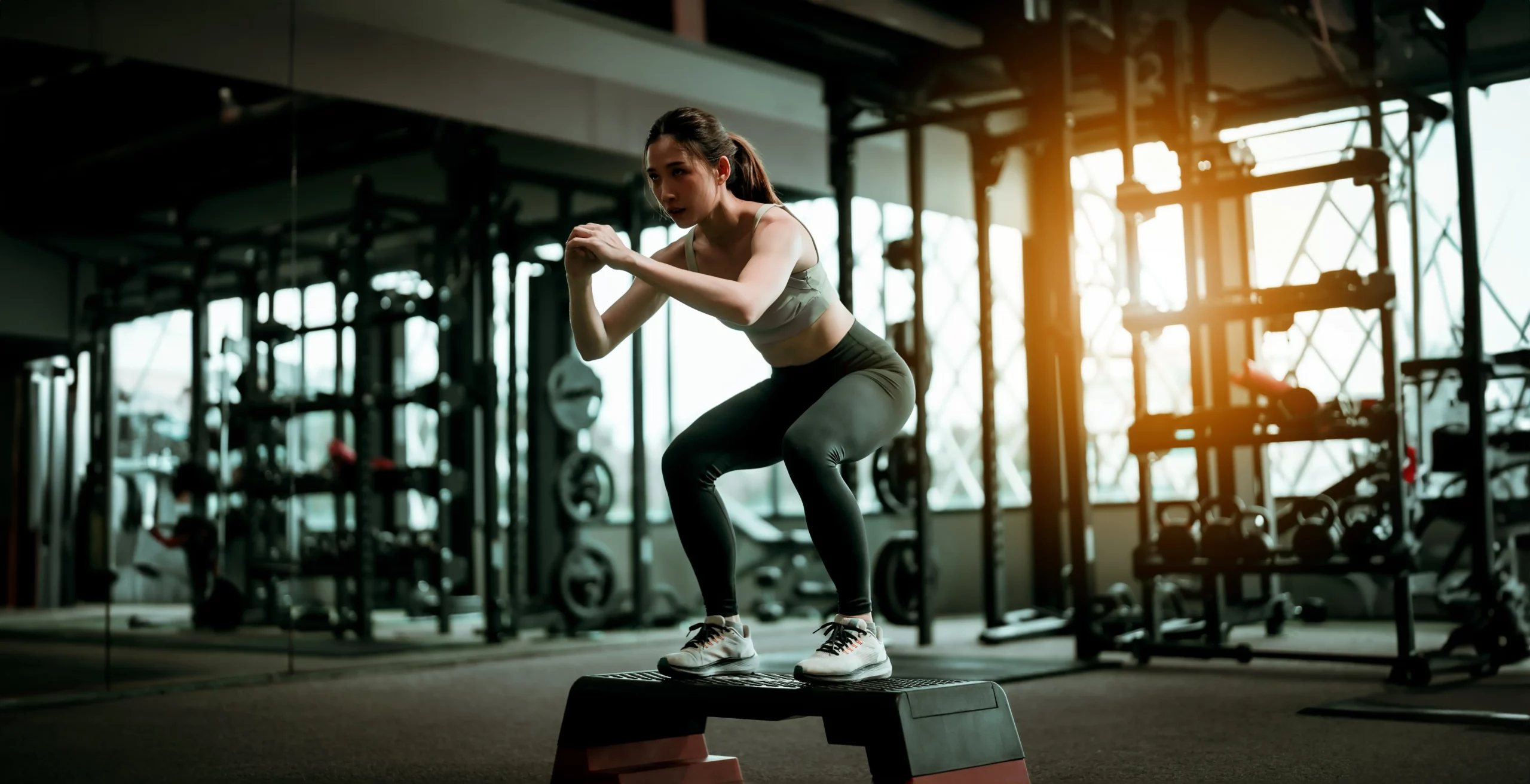 femme sur un step de fitness | Fitspro Equipement