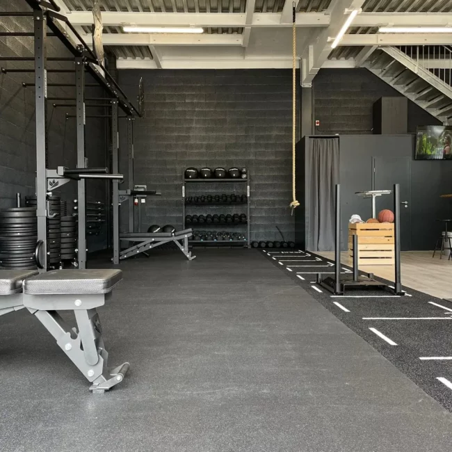 Installation professionnelle d'une cage de cross-training et étagères de rangement pour du matériel fonctionnel - Fitspro Equipement