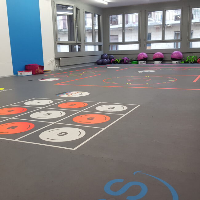 Solution de sol sportif pour enfants avec marquages colorés pour parcours de motricité et activités ludiques en club de fitness. - Fitspro Equipement