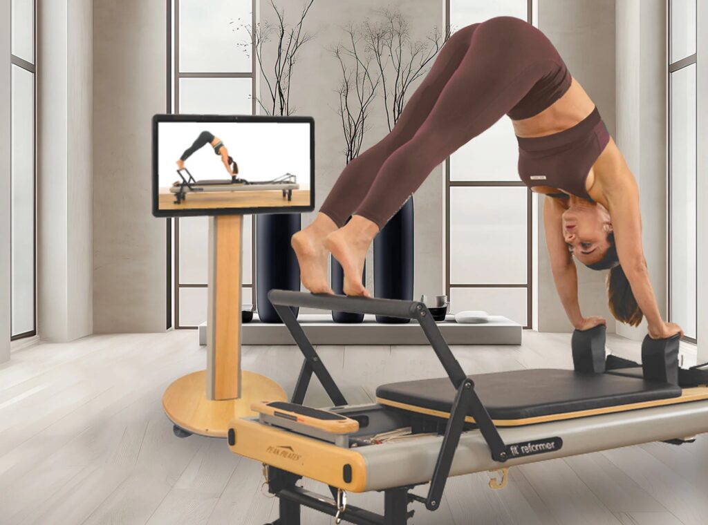 Machine de Pilates Reformer haut de gamme équipée d'un écran connecté pour cours de Pilates assistés par vidéo.- Fitspro Equipement