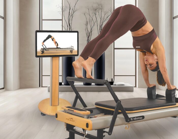 Machine de Pilates Reformer haut de gamme équipée d'un écran connecté pour cours de Pilates assistés par vidéo.- Fitspro Equipement