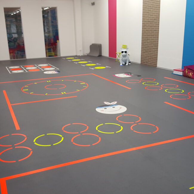 Dalles de sol sportives amortissantes et sécurisées avec design interactif pour l'aménagement d'espaces de jeux en salle de sport - Fitspro Equipement