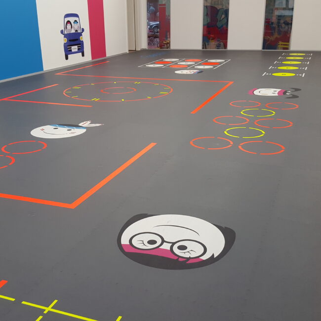 Revêtement de sol haut de gamme Pavigym Kids avec marquages pédagogiques et ludiques pour zone fitness enfants. - Fitspro Equipement