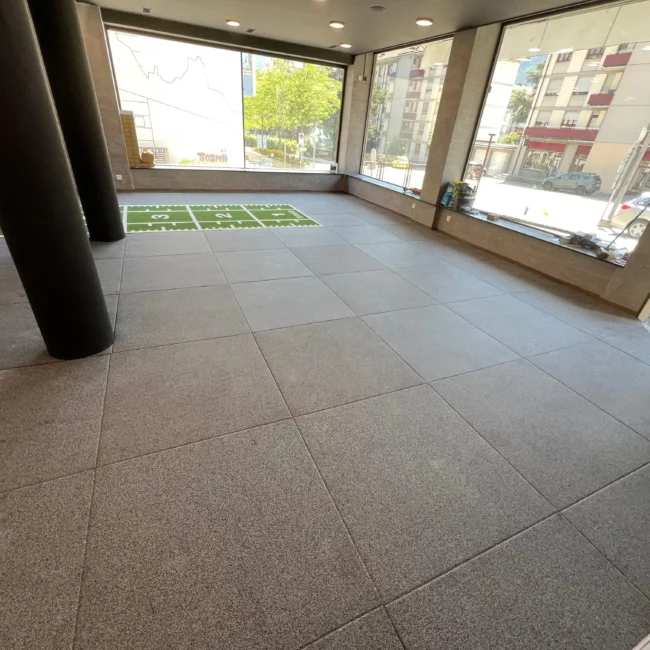 Installation d'un sol sportif par l'équipe technique Fitspro Equipement.