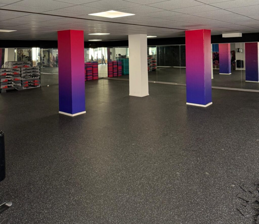 Revêtement de sol sportif haute performance installé dans une salle de cours collectifs - Fitspro Equipement