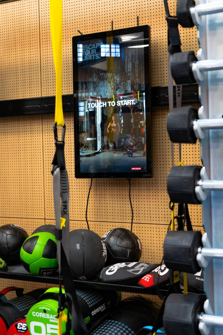 Borne tactile de coaching virtuel dans une zone d'entraînement fonctionnel - fitspro Equipement