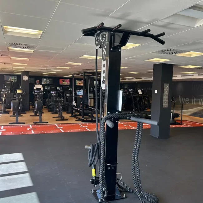 Installation sur mesure d'une colonne d'entraînement fonctionnel dans une salle de sport - Fitspro Equipement