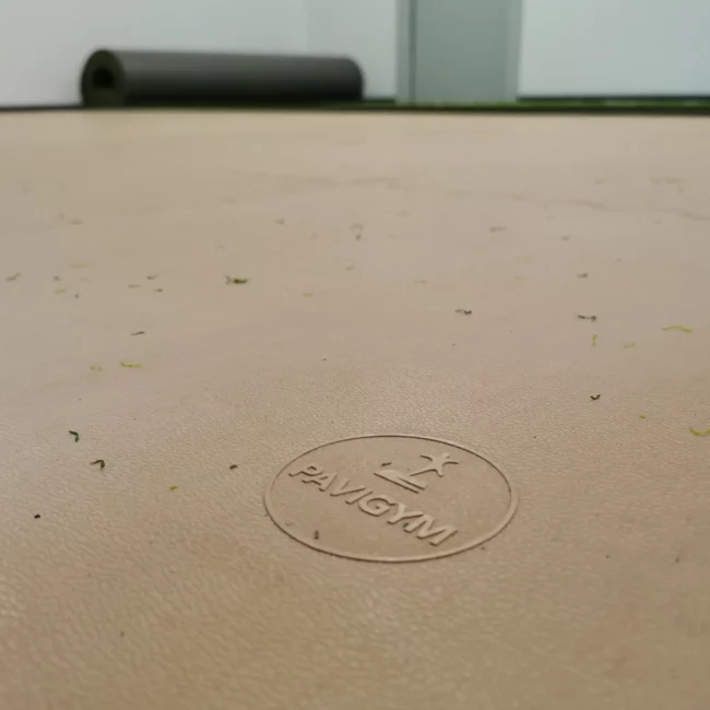 Gros plan sur un sol sportif amortissant Pavigym installé par Fitspro Équipement chez un client.