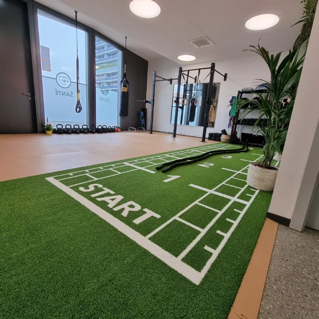 Piste en gazon synthétique Turf marquage au sol et cage de cross-training installées par Fitspro.